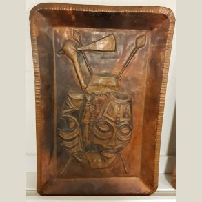 Afrikansk h�ndlavet kobberbakke med krigsmaskemotiv.