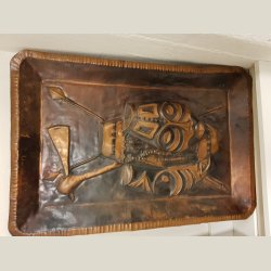 Afrikansk hndlavet kobberbakke med krigsmaskemotiv.