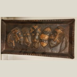 Afrikansk hndlavet kobberbakke med maskemotiver.