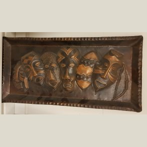 Afrikansk h�ndlavet kobberbakke med maskemotiver.