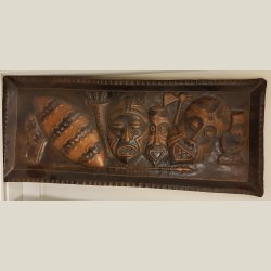 Afrikansk hndlavet kobberbakke med maskemotiver.