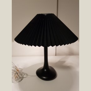 Ny sort bordlampe med sort skrm og pren i orden 65cm. hj, skrm 58cm. bred.