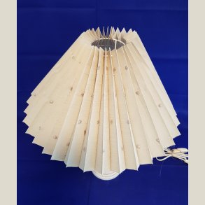 Fin ny lampe med skrm og pre. 50cm. hj.