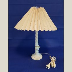 Fin ny lampe med skrm og pre. 50cm. hj.