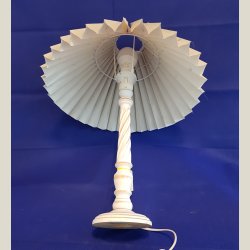 Fin ny lampe med skrm og pre. 50cm. hj.