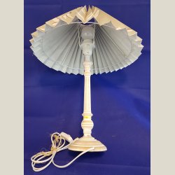 Ny bordlampe med skrm og pre. 50cm. hj med skrm.