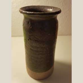 Radoor keramik, kendt for sin lidt r� stil. Vase i r� stil. 18,5 cm. h�j.