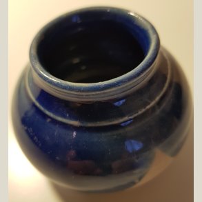 Radoor keramik, kendt for sin lidt r� stil. Fin lille b�tte/vase. 5 cm. h�j.