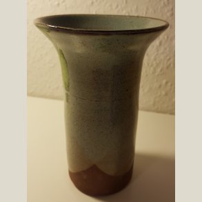 Radoor keramik, kendt for sin lidt r� stil. Vase, 16 cm. h�j.
