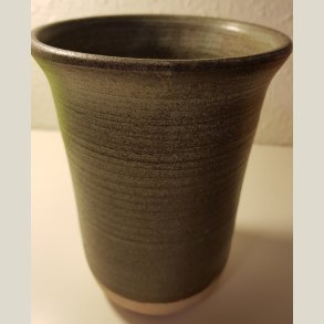 Radoor keramik, kendt for sin lidt r� stil. Stor vase, 17 cm. h�j.