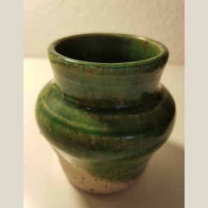 Radoor keramik, kendt for sin lidt r� stil. Lille vase, 9cm. h�j.