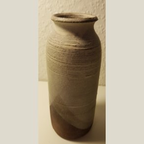 Radoor keramik, kendt for sin lidt r� stil. Slank vase, 18 cm. h�j.
