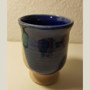 Radoor keramik, kendt for sin lidt r� stil. Pokal. 9,5 cm. h�j.