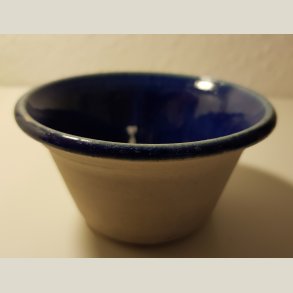 Radoor keramik, kendt for sin lidt r� stil. Lille sk�l. 5,5 cm. h�j.