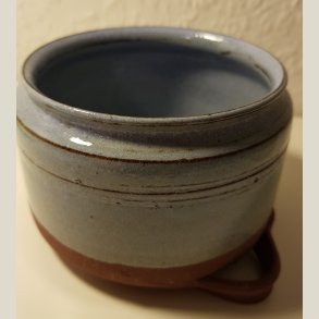 Radoor keramik, kendt for sin lidt r� stil. H�ngesk�l til fyrfadslys eller andet. 7 cm. h�j.