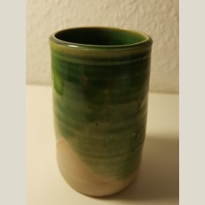 Radoor keramik, kendt for sin lidt r� stil. Lille vase, 10cm. h�j.