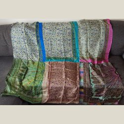 Luxus i 100% tabby silke. florlet og farverigt stort trklde p 140 x 140cm.