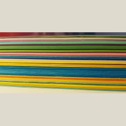 Papir og karton i mange farver. Nogle 100 ark.