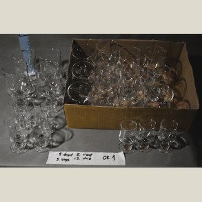 Skibsglas. 23 glas s�lges samlet. 5stk. r�dvin, 11stk. hvidvin, 4stk. portvin og 3stk. snaps.