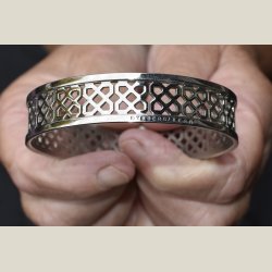 Metalfiligran i slv, brugt, som nyt. Diameter 6,5cm.