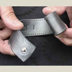 Spndende lderarmbnd i grt. Brugt uden det kan ses. Omkreds 18cm.