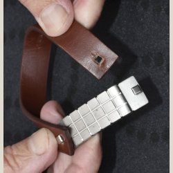 Lderarmbnd med slvsmykke. Brugt med spor. Omkreds 20cm.