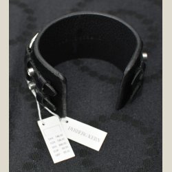 Stort armbnd i sort/slv, unisex. Nyt med et par lagerskrammer. Nypris 749kr.