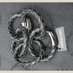 Stort, anderledes armbnd. 5 flettede ringe med slv til max. 18cm. hnd i omkreds. Returnerede, ok.