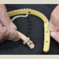 Lderarmbnd med store sten og kde. Brugt - kan ses p remmen.