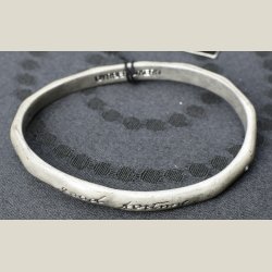 Armbnd i metal. Sjusket udfrt med vilje. Motto indgr. "good fortune". Returvare. Diam. 7 x 5,4cm.