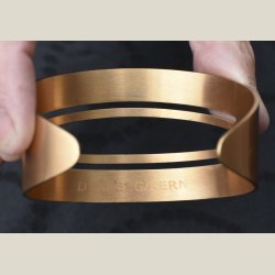 Stort broncefarvet metalarmbnd. Returvare uden skader.