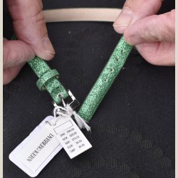 Nyt armbnd med grnt glitter og charm. 5 indstillingshuller. Nypris 299kr.