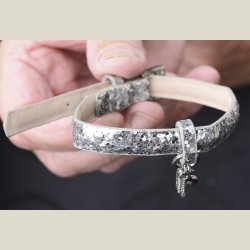 Nyt armbnd med slvglitter i flager og charm. 5 indstillingshuller. Nypris 299kr.