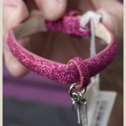 Nyt armbnd med pink glitter og charm. 5 indstillingshuller. Nypris 299kr.