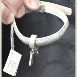Nyt armbnd med slvglitter og charm. 5 indstillingshuller. Nypris 299kr.