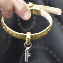 Nyt armbnd med guldglitter i flager og charm. 5 indstillingshuller. Nypris 299kr.