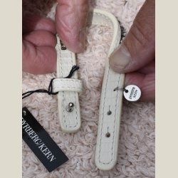 Hvidt lderarmbnd med klare sten og D/K charm. Nyt. Nypris 379kr