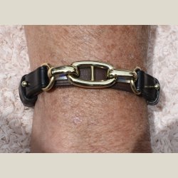 Sort lder med slvringe. Nyt, nypris 549kr.