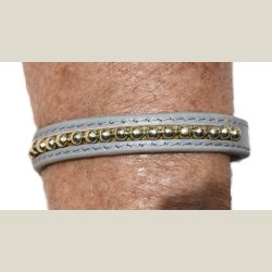 Grt lderarmbnd med guldperler og D/K charm. Returvare uden fejl.