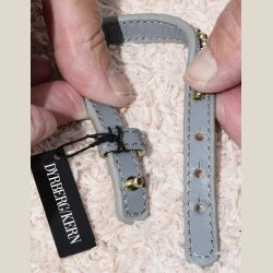 Grt lderarmbnd med klare sten og D/K charm. Nyt. Nypris 379kr