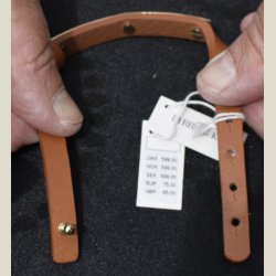 Lysbrunt lderarmbnd med guldlamel p, nyt, nypris 549kr.