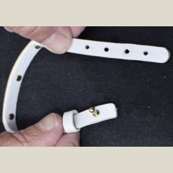 Hvidt lderarmbnd med guldlamel p, nyt, nypris 549kr.