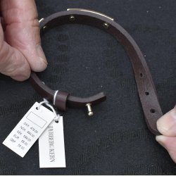 Sort lderarmbnd med 2 guldlameller p, nyt, nypris 479kr.