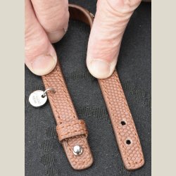 Lderarmbnd med guldperler og D/K charm. Returvare med brugsspor.