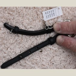 Armb�nd i sort l�der med s�lvring og Dyrberg/Kern charm, nyt. Nypris 499kr. 