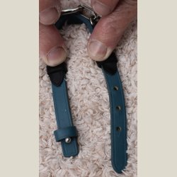 Armbnd i turkis lder og slvkde holdt fast med sorte lderbnd. Returvare uden brugsspor.