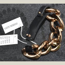 Rdguldarmbnd med sort lderspnde, nyt. Nypris er 649kr.