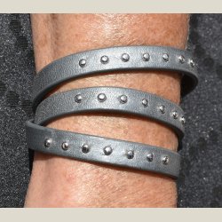 Halsbnd/armbnd i slvgr lder med slvpletter, brugt - kan ikke ses.