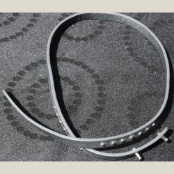 Halsbnd/armbnd i slvgr lder med slvpletter, brugt - kan ikke ses.