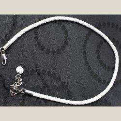 Halsbnd i hvidt flet med slvls, returvare uden fejl